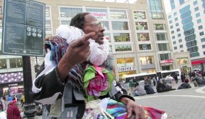 Un gamin vole le chapeau d'un clochard et se fait choper par des artistes de rue