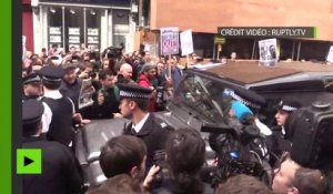 Des protestataires s’en prennent à un délégué conservateur, la police protège son Land Rover