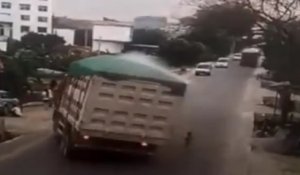 Un camion se renverse en évitant un enfant sur la route