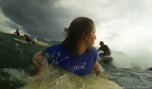 Enorme accident de surf - Elle se prend une planche de surf en pleine tête !!