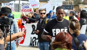 Un Noir Américain propose des câlins à un rassemblement pro Donald Trump