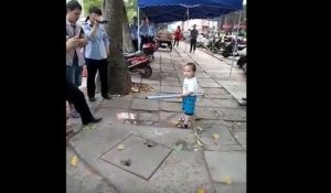 Un petit garçon défend sa grand-mère avec un tube en acier en Chine