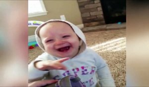 Un bébé mort de rire à cause de chaussures qui puent