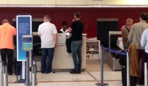 Nicolas Lombaerts à l'aéroport, après avoir quitté les Diables et l'Euro (VIDEO 2)