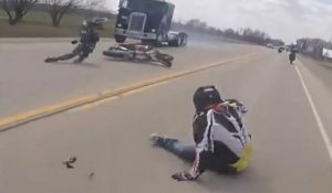 Un motard très chanceux frôle un camion après un accident avec un chien