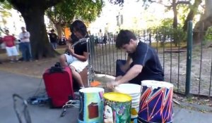 Ce batteur de rue joue du gros métal sur des pots retournés ! Quel talent...