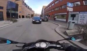 Un homme en scooter s'énerve contre une automobiliste