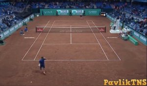 Ce tennisman pète un cable et éclate 3 raquettes en un seul match