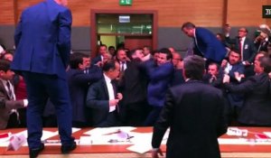 Violente bagarre au parlement turc