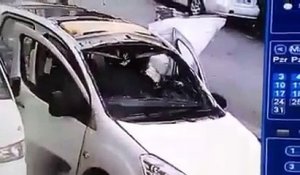 Une cigarette provoque l'impressionnante implosion d'un véhicule