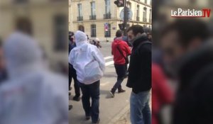 Loi Travail : quand Patrick Balkany se mêle à un groupe de manifestants