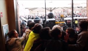 Des manifestant et des CRS brisent la vitrine du McDonald's à toulouse