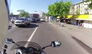 Un motard abandonne sa moto pour stopper un voleur en plein trafic