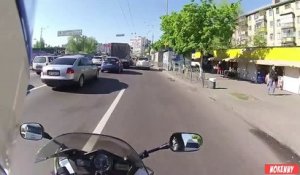 Un motard poursuit un voleur de sac à main