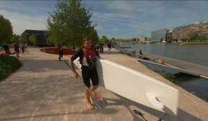 Du paddle sur la Seine, une activité qui séduit de plus en plus les Parisiens - Le 06/05/2016 à 10h50