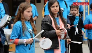 Lannion. Trégor multicolore : La Batucada Sambazar déambule