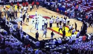 Un joueur de Basketball s'entraîne pendant l'hymne canadien... Dwayne Wade FAIL