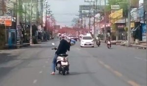 Un homme s’endort en conduisant son scooter et va le regretter (vidéo)