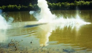 Explosion impressionnante d'1kg de Sodium dans un lac