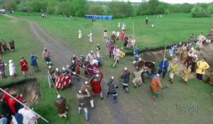Un Drone abattu par la lance d'un homme en armure lors d'un festival médiéval en Russie