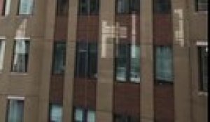 Etats-Unis: Deux laveurs de vitres suspendus dans le vide au 15e étage d'un immeuble de New York