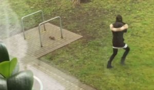 Un écureuil fait peur à une jeune femme