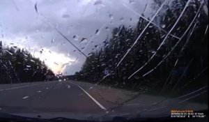 Ils se prennent un élan énorme sur l'autoroute. Crash violent