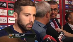 38e j. - Alba et Iniesta félicitent Suarez