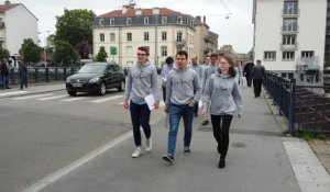 Les volontaires du mouvement En marche dans les rues de Nancy