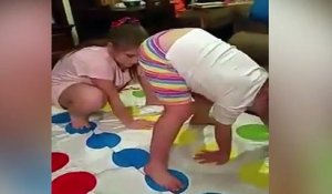 Une petite fille pulvérise sa soeur d'une façon hilarante