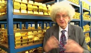 Ce reporter montre des lingots d'or pour des milliards de dollars !