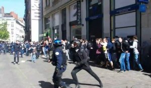 Un CRS se fait lyncher par des casseurs à Nantes lors d'une manifestation lycéenne