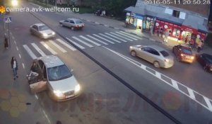 Il détruit une voiture à mains nues en se faisant tirer dessus en Russie !