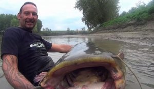 Combat intense avec un monstre d'eau douce : le plus gros poisson chat du monde