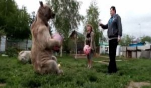Ce couple a pour animal de compagnie… un ours