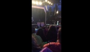 Adele interrompt un concert et demande d'arrêter de filmer à ses Fans avec leurs iphones