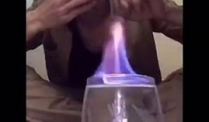 Un chinois prend feu en allumant un cigarette avec un verre d'alcool