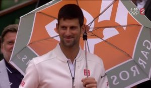 Avec un parapluie sur le Central, Djokovic fait le show !