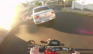 Un motard se prend un violent retour du karma