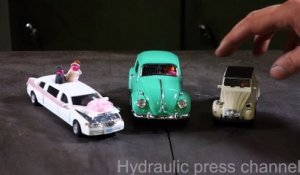 Ecraser des voitures miniatures pour enfants.. En mode casse automobile