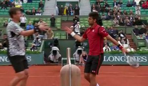 Novak Djokovic et le ramasseur de balles saluent le public pour feter sa victoire à la fin de son match - Roland-Garros 2016