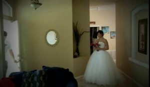 Elle surprend son mari alors qu'elle a remis sa robe de mariée et ce qu'ils font est sublime !