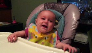 Ce bébé s'est fondu en rire à cause d'un geste maladroit de son père