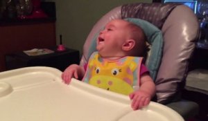 Ce bébé est plié de rire à cause d'un petit geste maladroit de papa... Trop mignon