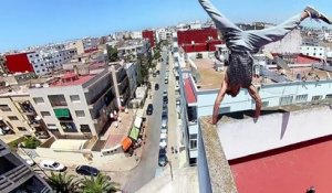 Séance de muscu dans le vide en mode Badass sur les toits du maroc