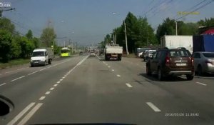 Un camion perd son train arrière et manque de pulvériser les voitures derrière lui