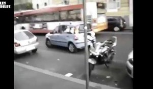 Une fille défonce une moto en essayant de se garer
