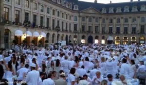 Dîner en blanc sur la place Vendôme à Paris