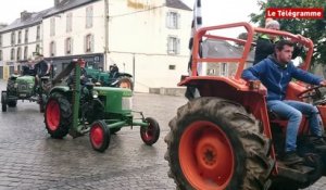 Carhaix. Les vieux tracteurs défilent en ville
