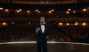 James Corden rend hommage aux victimes d'Orlando lors de la cérémonie des Tony Awards